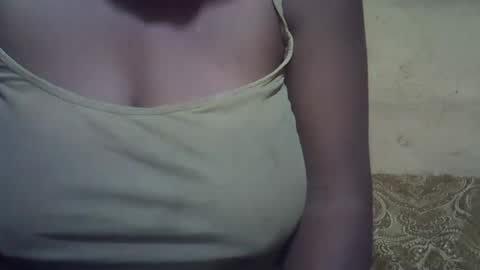 Snapshot of sweetdivah2 chatting on 22, 6, 2026 divinah online show from 22, 6, 2026
