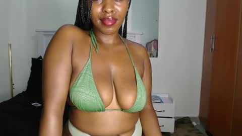 Snapshot of sweetice_01 chatting on 28, 4, 2026 euny online show from 28, 4, 2026