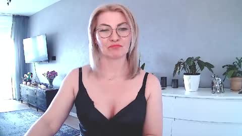 sweetmarthaaa online show from 9, 4, 2026