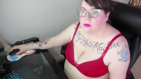 Snapshot of sweetsapphics chatting on 18, 11, 2025 ruby and scarlet online show from 18, 11, 2025