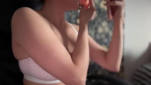 Snapshot of sweetssmashed chatting on 18, 11, 2025 sweetssmashed online show from 18, 11, 2025