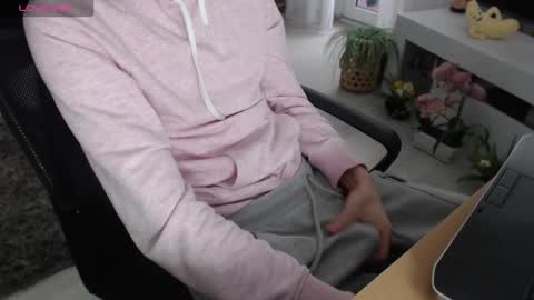 Snapshot of swetlittleboy4u chatting on 5, 12, 2025 SwetLittleBoy4u online show from 5, 12, 2025