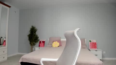 Mila online show from 3, 11, 2025