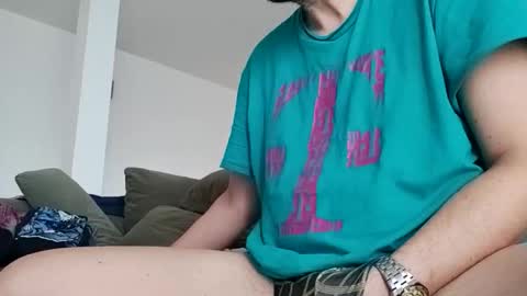 Snapshot of tallboy77eu chatting on 3, 12, 2025 Aligator online show from 3, 12, 2025