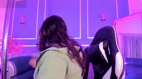 Snapshot of tarataylorr chatting on 23, 11, 2025 Tara online show from 23, 11, 2025