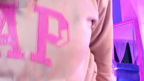 Snapshot of tarataylorr chatting on 25, 11, 2025 Tara online show from 25, 11, 2025