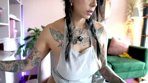 Snapshot of tattoo_ninja_kitty chatting on 4, 2, 2026 Nathalie Hardy online show from 4, 2, 2026