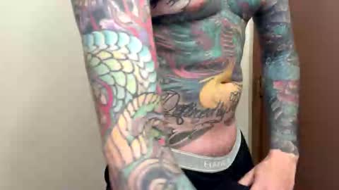Snapshot of tattooed8in chatting on 21, 12, 2025 tattooed8in online show from 21, 12, 2025