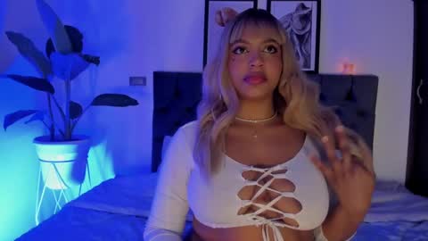 Snapshot of taylor_sexyy chatting on 12, 11, 2025 Taylor online show from 12, 11, 2025