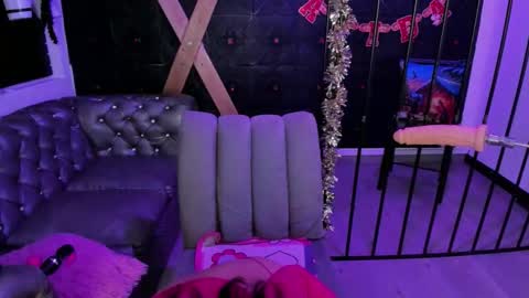 Snapshot of teeennaugthy18 chatting on 16, 12, 2025 Tayloor online show from 16, 12, 2025