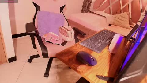 Terra Elowen online show from 4, 10, 2025