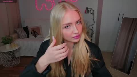 Snapshot of tessahamilton chatting on 4, 4, 2026 TessaHamilton online show from 4, 4, 2026