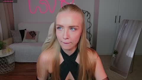 Snapshot of tessahamilton chatting on 13, 4, 2026 TessaHamilton online show from 13, 4, 2026