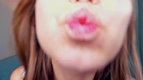 Snapshot of tessiekhanponaphan chatting on 19, 9, 2025 Cindy online show from 19, 9, 2025