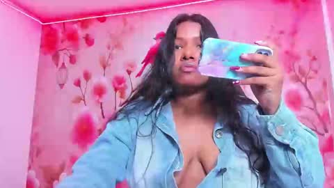 Snapshot of thais_waldrof chatting on 18, 2, 2025 Andreina online show from 18, 2, 2025