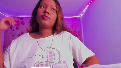 Snapshot of thais_waldrof chatting on 5, 10, 2025 Andreina online show from 5, 10, 2025