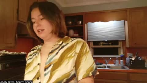 Snapshot of the_happy_space chatting on 13, 4, 2026 MATERNITY LEAVE online show from 13, 4, 2026