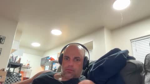 Snapshot of thebuzz777 chatting on 3, 12, 2025 theBuzz777 online show from 3, 12, 2025