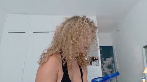 Snapshot of theislandgirl chatting on 12, 4, 2026 Lily Marie online show from 12, 4, 2026