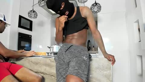 Snapshot of thenewclass chatting on 13, 11, 2025 Andriw and Maiol online show from 13, 11, 2025