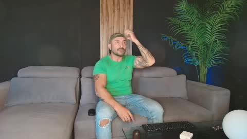 Snapshot of thestraightroom chatting on 31, 3, 2026 thestraightroom online show from 31, 3, 2026