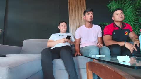 Snapshot of thestraightroom chatting on 16, 4, 2026 thestraightroom online show from 16, 4, 2026