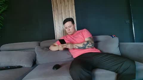 Snapshot of thestraightroom chatting on 21, 4, 2026 thestraightroom online show from 21, 4, 2026