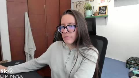 Snapshot of thetropicalseduction chatting on 22, 12, 2025 Nicole online show from 22, 12, 2025