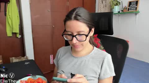 Snapshot of thetropicalseduction chatting on 6, 1, 2026 Nicole online show from 6, 1, 2026