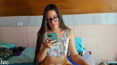 Snapshot of thetropicalseduction chatting on 1, 4, 2026 Nicole online show from 1, 4, 2026
