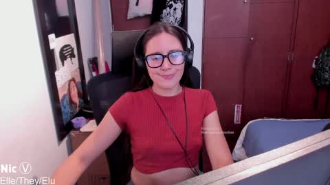 Snapshot of thetropicalseduction chatting on 10, 4, 2026 Nicole online show from 10, 4, 2026