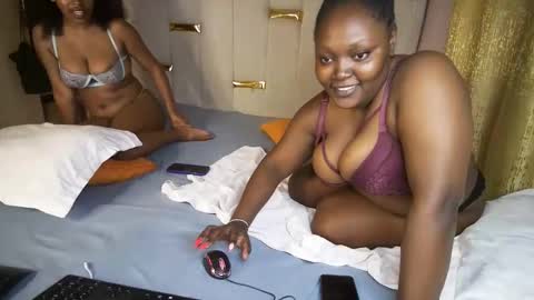 thick_n_flirty online show from 15, 4, 2026
