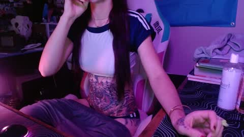 Snapshot of thighsnacks chatting on 4, 12, 2024 snacks online show from 4, 12, 2024