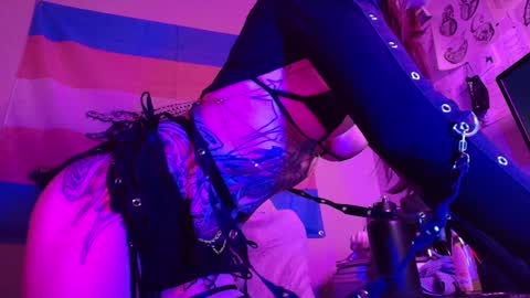 Snapshot of thighsnacks chatting on 5, 2, 2025 snacks online show from 5, 2, 2025