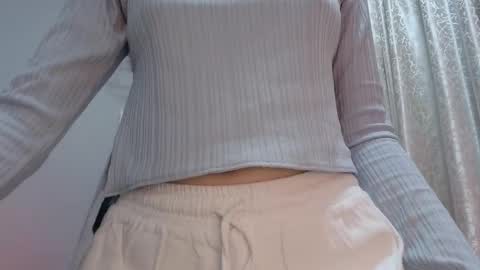Snapshot of thin33 chatting on 1, 6, 2026 sara online show from 1, 6, 2026