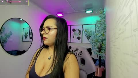 Snapshot of tiara_r chatting on 24, 5, 2026 Tiara online show from 24, 5, 2026