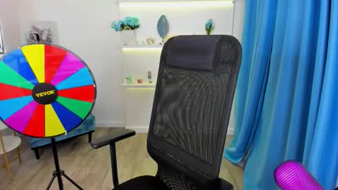 tiffanyyoun online show from 12, 11, 2025