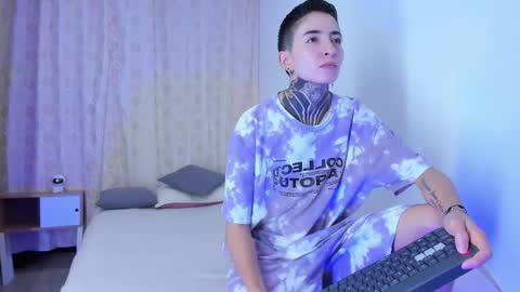 Snapshot of tinny_and_candy chatting on 8, 11, 2025 TINNY AND CANDY online show from 8, 11, 2025