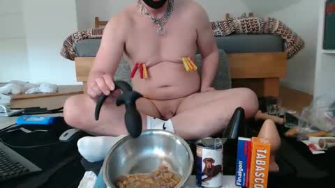 Snapshot of tiny_cock_pig chatting on 17, 4, 2026 Luke online show from 17, 4, 2026