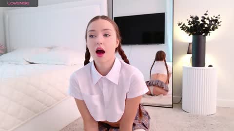 Snapshot of tinyangelxx chatting on 28, 11, 2025 Im Tiny -- Online at 8 AM GMT online show from 28, 11, 2025