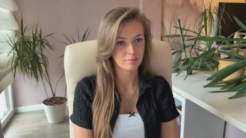 Snapshot of tinybliss chatting on 15, 5, 2026 Mona online show from 15, 5, 2026