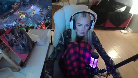 stage Kylie Sinner  brand CLITBAIT online show from 9, 2, 2025