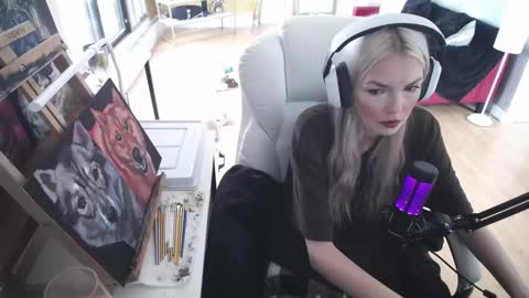 stage Kylie Sinner  brand CLITBAIT online show from 13, 2, 2025