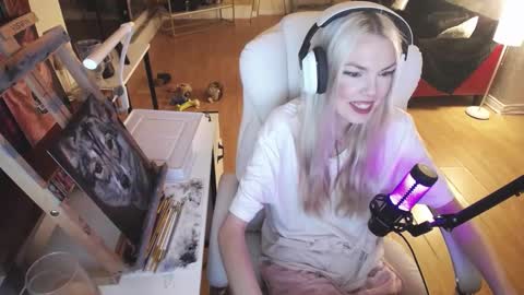 stage Kylie Sinner  brand CLITBAIT online show from 24, 2, 2025