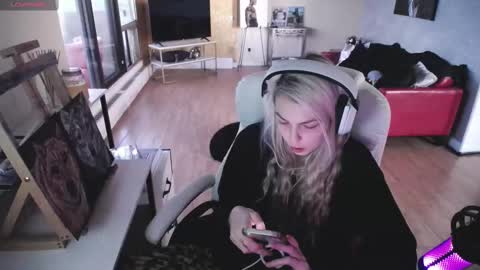 stage Kylie Sinner  brand CLITBAIT online show from 12, 9, 2025