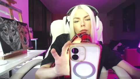 stage Kylie Sinner  brand CLITBAIT online show from 19, 10, 2025