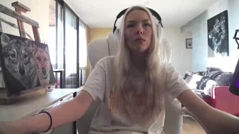 stage Kylie Sinner  brand CLITBAIT online show from 27, 10, 2025