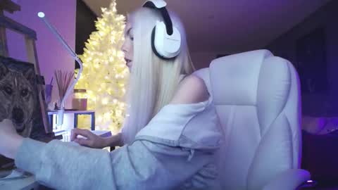 stage Kylie Sinner  brand CLITBAIT online show from 1, 12, 2025