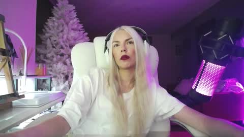 stage Kylie Sinner  brand CLITBAIT online show from 5, 12, 2025