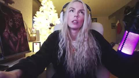 stage Kylie Sinner  brand CLITBAIT online show from 16, 12, 2025